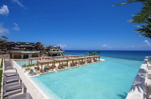 Pool - ☆Gorgeous Beachfront Penthouse for Big Families☆ (Sosúa)