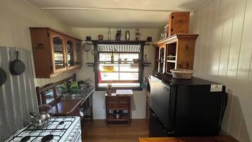 Kühlschrank, Ofen, Herdplatte, Wasserkocher