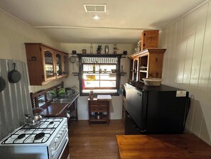 Frigorifero, forno, piano cottura, bollitore elettrico