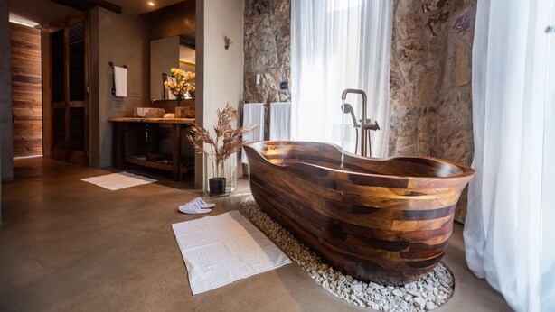 Grand Suite | Kamar mandi | Kombinasi shower/bathtub, pengering rambut, sandal, dan kloset