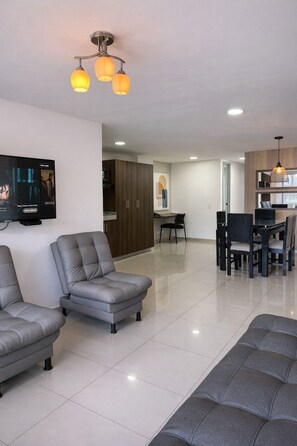 Departamento Deluxe | Área de sala de estar | Smart TV de 43 pulgadas con canales por cable 