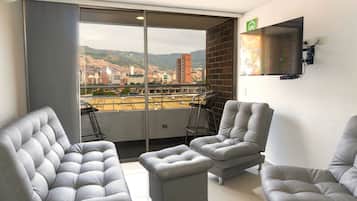 Appartement Deluxe | Coin séjour | TV connectée de 43 pouces avec chaßnes par cùble