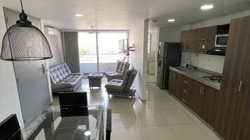 Deluxe Apartment | Dining room