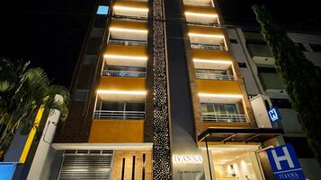 Voorkant accommodatie - avond/nacht