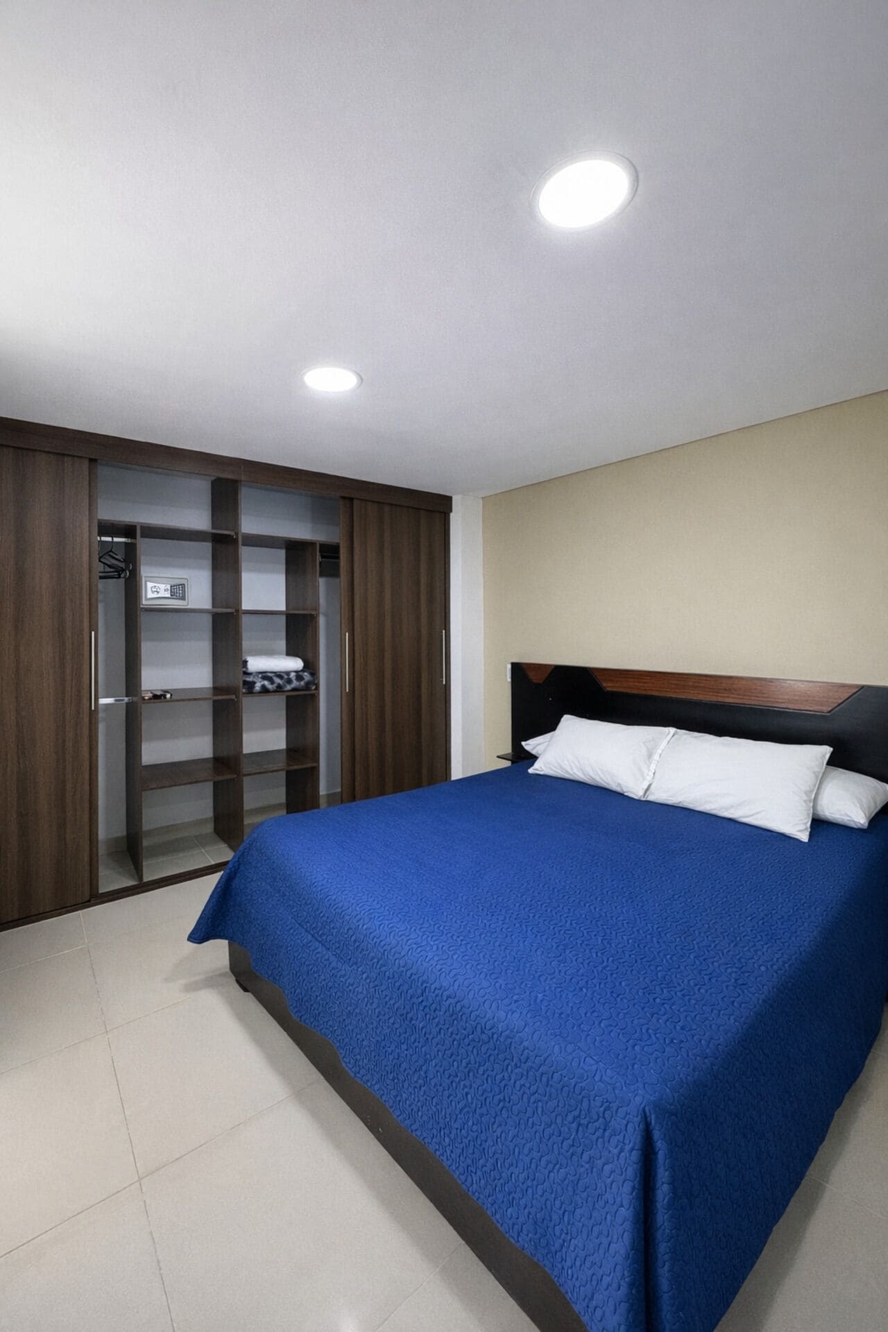Apartemen Standar | 3 kamar tidur, selimut bulu angsa, minibar, dan ruang kerja ramah laptop
