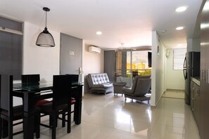 Appartamento Deluxe | Area soggiorno | Smart TV 43 pollici con canali via cavo