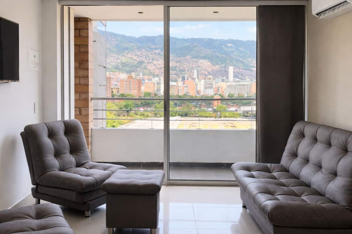 標準公寓 | 客廳 | 43-吋智慧型電視,提供有線頻道