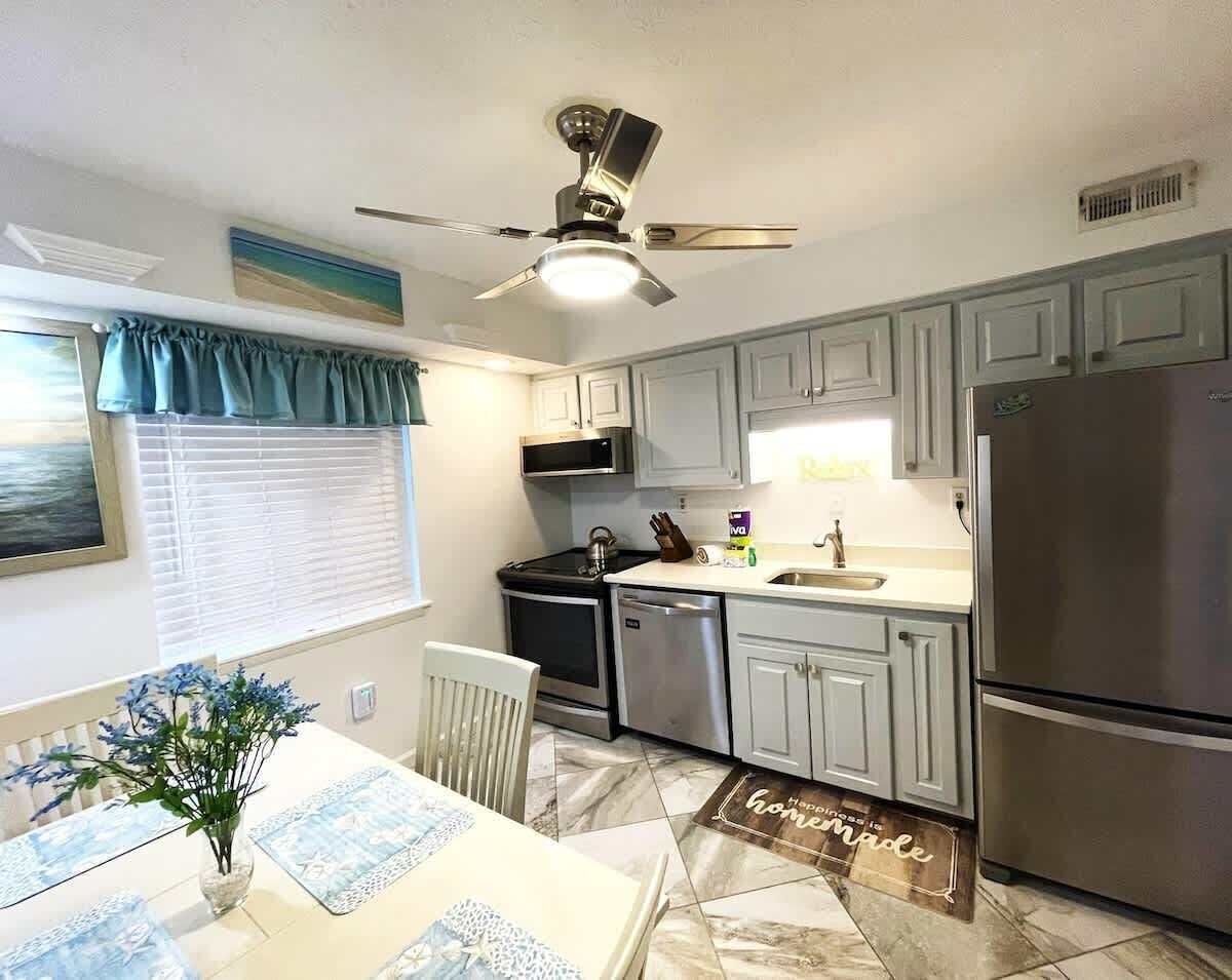 Réfrigérateur, four à micro-ondes, surface de cuisson, lave-vaisselle