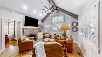 Télévision, cheminée