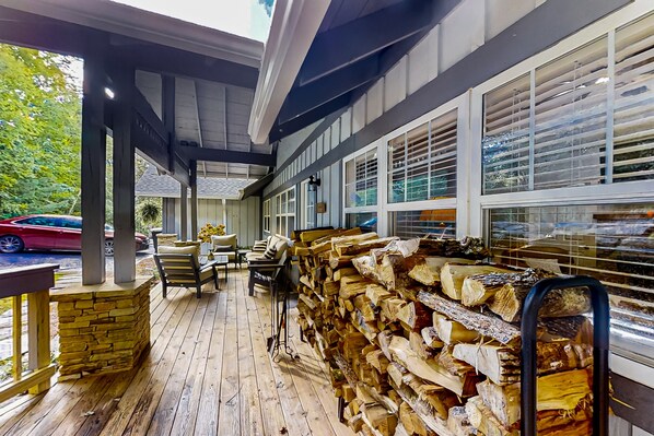 Terrace/patio - Dog-friendly home with private deck, outdoor fireplace, & immaculate interior (Highlands)