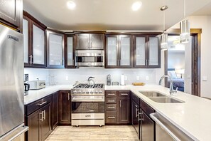 Refrigerador, microondas, horno y parrilla de estufa 