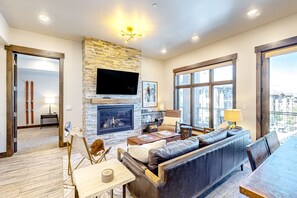 Televisión y chimenea 