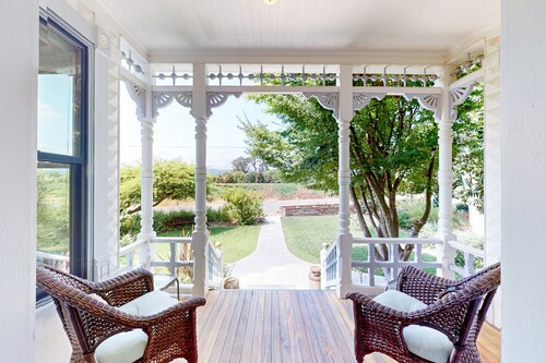 Magnolia Ranch Vineyards | Historic house in Healdsburg with lovely private yard