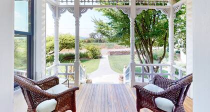 Magnolia Ranch Vineyards | Historic house in Healdsburg with lovely private yard