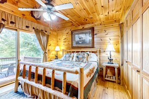 4 bedrooms, iron/ironing board, internet, bed sheets