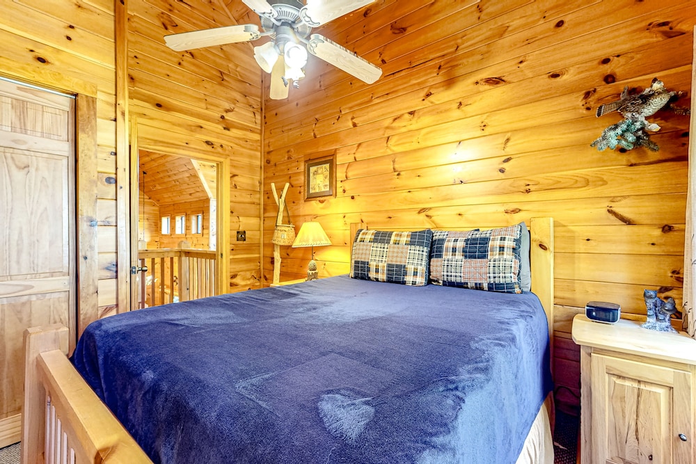 Cherokee Sunrise Cabin Wilderness retreat with hot tub, mtn views