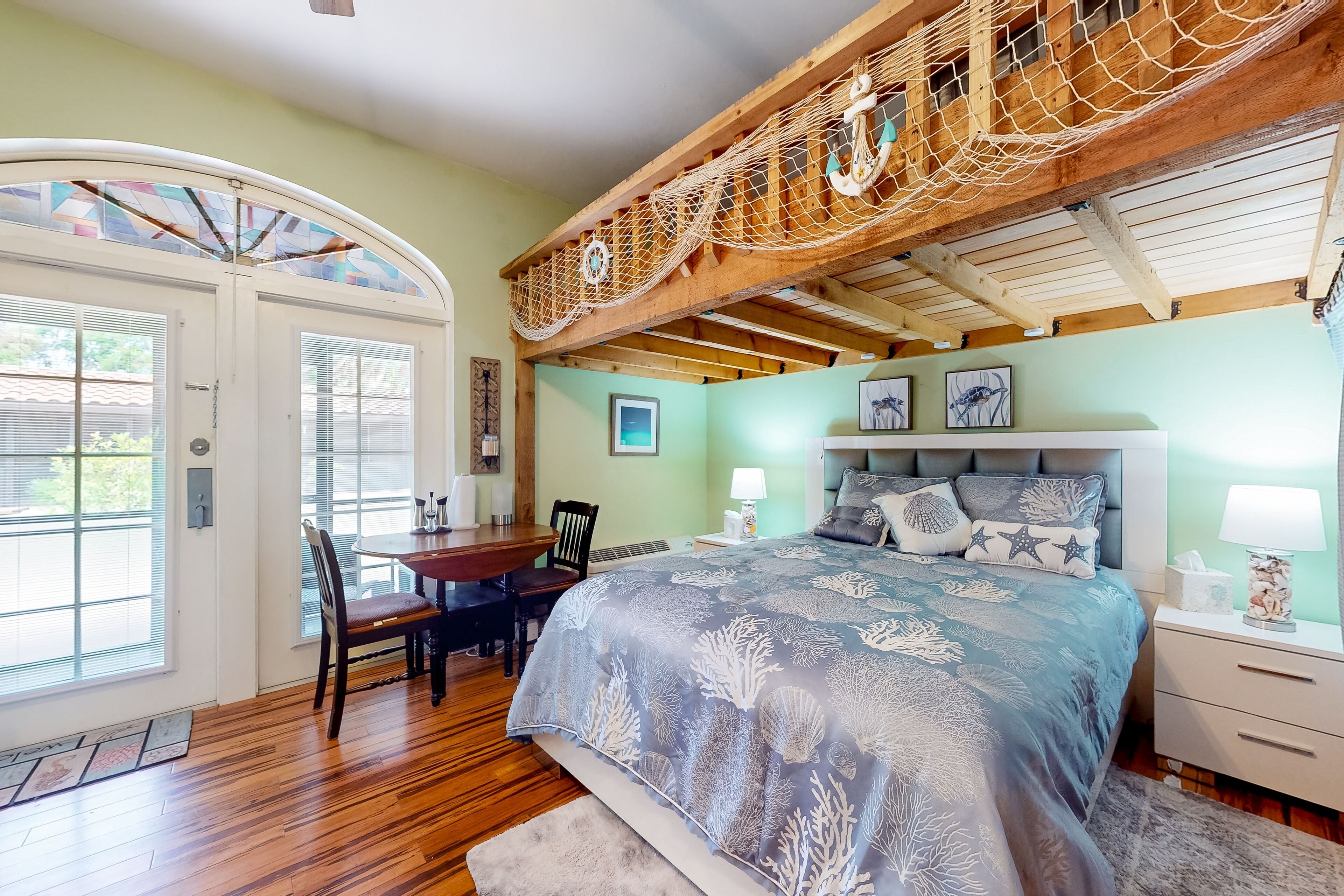 Peaceful hotel-style studio with game room, sauna, pool, BBQ area, gym, W/D, AC