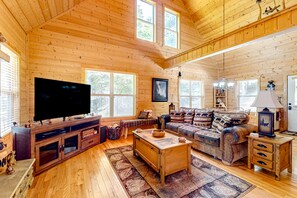 TV, fireplace - Cozy dog-friendly cabin with shared pool, & amenities (Ellijay)