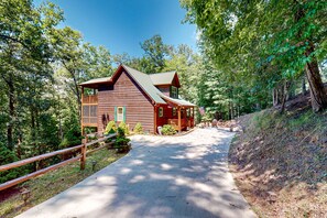 Exterior - Cozy dog-friendly cabin with shared pool, & amenities (Ellijay)