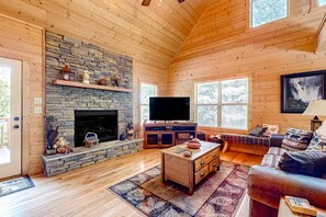 TV, fireplace - Cozy dog-friendly cabin with shared pool, & amenities (Ellijay)