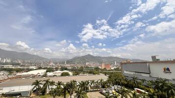 Vista a las montañas / Vista a la ciudad