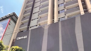 A tall building with a sign reading "Class 48". - Spacious loft at amazing location! (sabaneta)