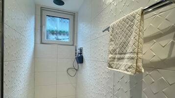 Dusche, Haartrockner, Handtücher, Seife