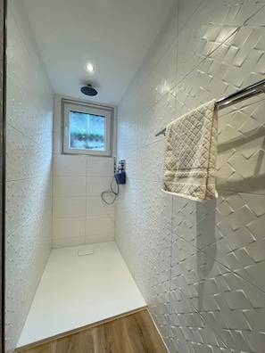 Dusche, Haartrockner, HandtĂŒcher, Seife