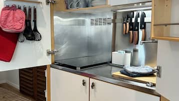 Kühlschrank, Mikrowelle, Herdplatte, Wasserkocher mit Kaffee-/Teezubehör