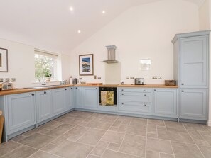 Refrigerador, lavavajillas, tetera/pava eléctrica, tostadora