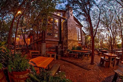 Luxory Condo on Guadalup River-5 Star Amenities-Walk to Gruene