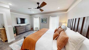 4 bedrooms, iron/ironing board, internet, bed sheets