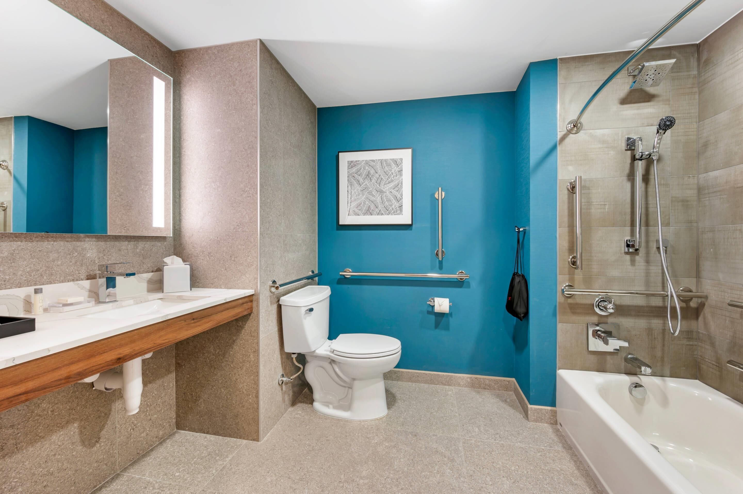 Une salle de bain moderne avec des toilettes blanches, une baignoire et un espace douche.