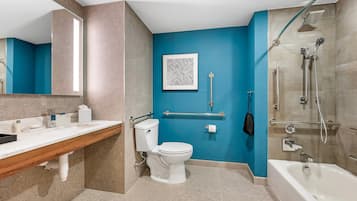 Une salle de bain moderne avec des toilettes blanches, une baignoire et un espace douche.