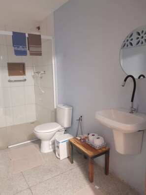Toallas, jabón, shampoo, papel de baño 