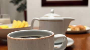 Daily cooked-to-order breakfast (COP 18000 per person)