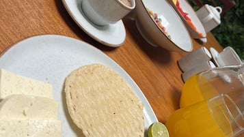 Daily cooked-to-order breakfast (COP 18000 per person)