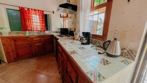 Réfrigérateur, four, plaque de cuisson, bouilloire électrique