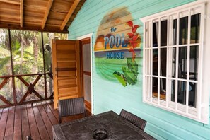 Outdoor dining - Hummingbird Pool House 2 bedroom cabin (Caye Caulker)