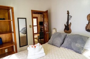 2 bedrooms, WiFi, bed sheets - Hummingbird Pool House 2 bedroom cabin (Caye Caulker)