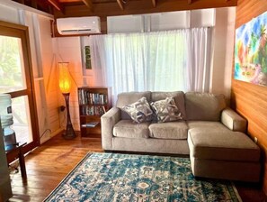 TV, books, stereo - Hummingbird Pool House 2 bedroom cabin (Caye Caulker)