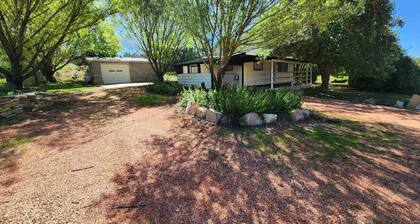 Quiet Private Cottage near ZION - Pet-Friendly ~ Tesla/ EV Charger