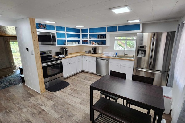 Een koelkast, een magnetron, een oven, een kookplaat