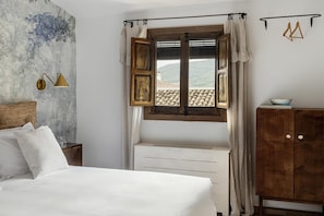 7 chambres, fer et planche à repasser, lit de bébé portatif