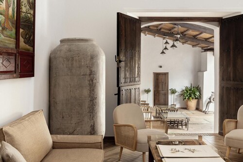 Brand new historic villa with swimming pool.14 people