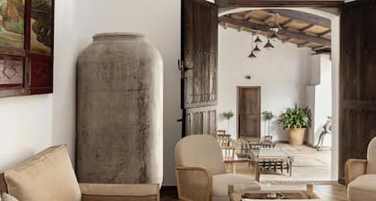 Brand new historic villa with swimming pool.14 people