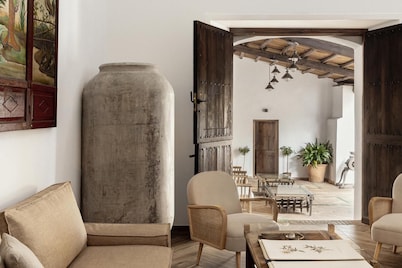 Brand new historic villa with swimming pool.14 people