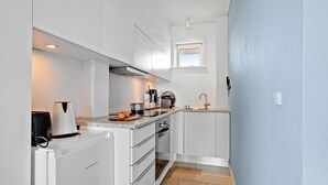 Kaffetrakter/tekoker, kjøleskap, kokeplater og oppvaskmaskin