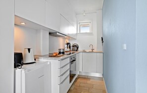 Køleskab, kogeplade, opvaskemaskine, kaffe-/temaskine