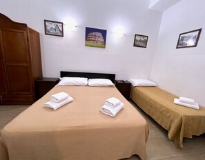Standaard driepersoonskamer | Italiaanse Frette-lakens, luxe beddengoed, bedden met traagschuimmatras
